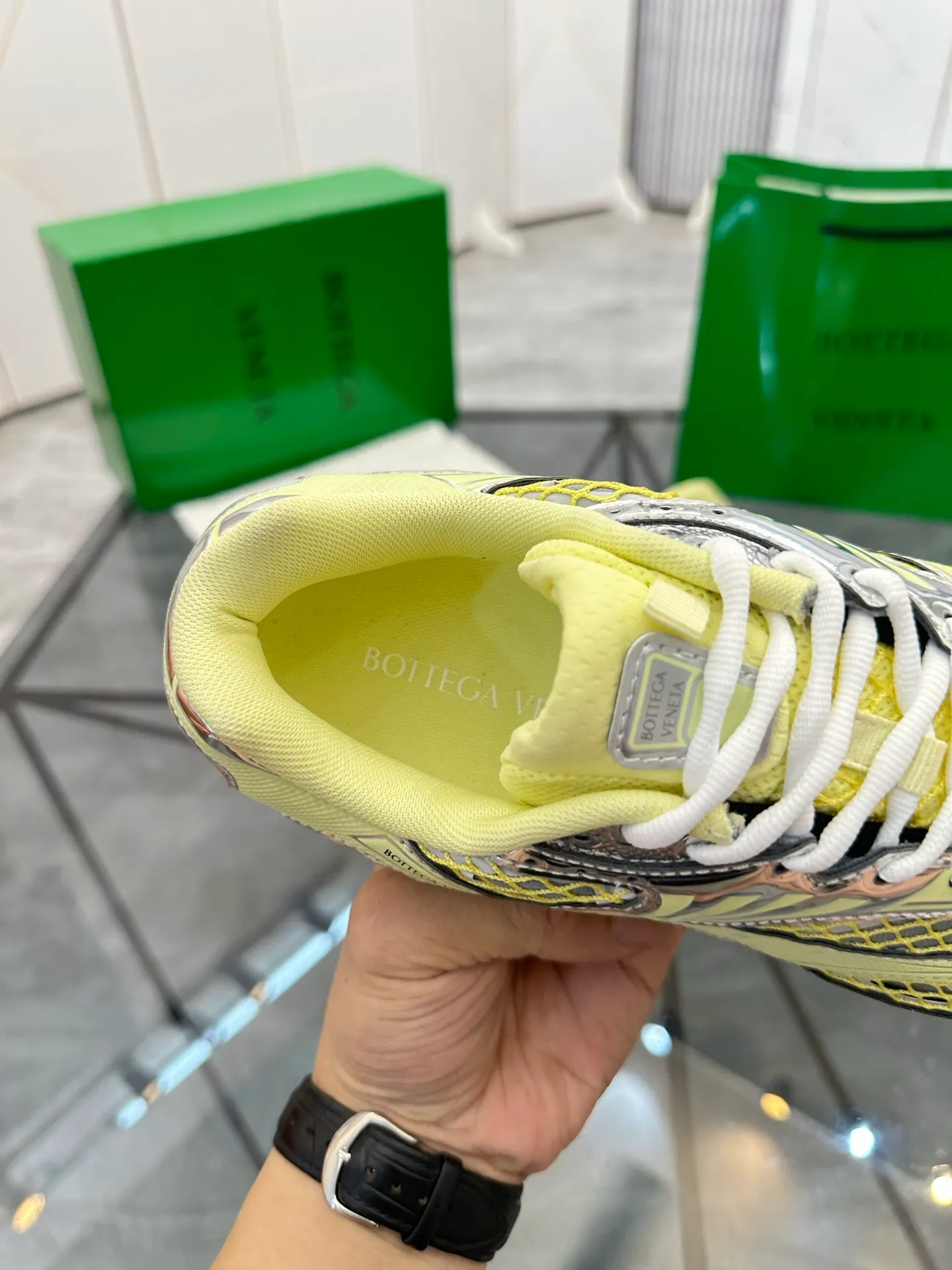Factory men's shoes 💰: 620💰 (top version) BV Orbit sneakers Wang Yibo's same style couple's dad shoes Runner sneakers, made of lightweight technical mesh fabric. Matched with geometric pattern designed rubber outsole Wang Zha series high version Look for the package craftsmanship The actual height is much higher, but the legs are still slim. Very nice and playable and durable Matching to the standard 💯 Package shoe technology Look for the high version The outsole is made of color-blocked TPU outsole Women's model 35 36 37 38 39 40 41 (40 41 customized) Men's model 38 39 40 41 42 43 44 45. (Customized size 38 45.46) No. H345